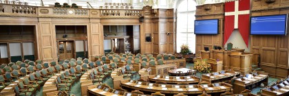 Dannebrog ophængt over formandsstolen i Folketinget hep