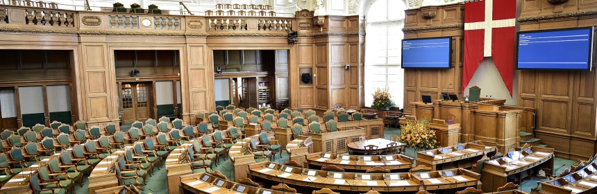 Dannebrog ophængt over formandsstolen i Folketinget hep